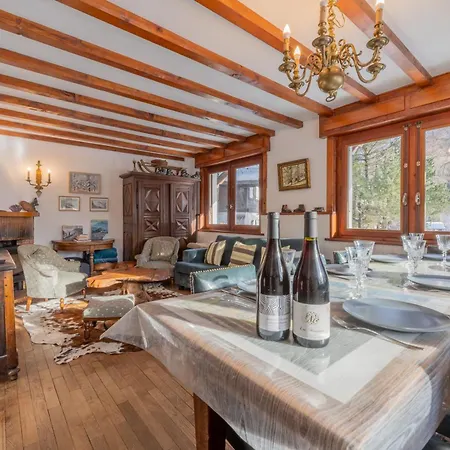 Chalet Ecureuil Family Retreat W/ Garden & Fireplace - Happy Rentals